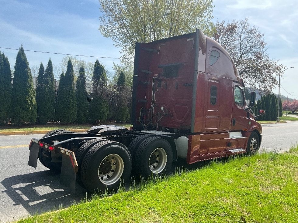 Sleeper Tractor-Heavy Duty Tractors-Freightliner-2019-T12664ST-Reading-PA-493,400\n\t\tmiles-$ 53,250 - Image 7