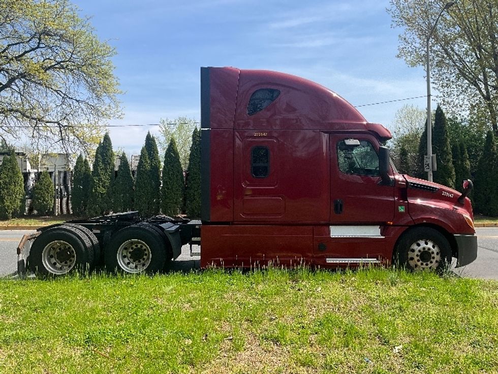Sleeper Tractor-Heavy Duty Tractors-Freightliner-2019-T12664ST-Reading-PA-493,400\n\t\tmiles-$ 53,250 - Image 8