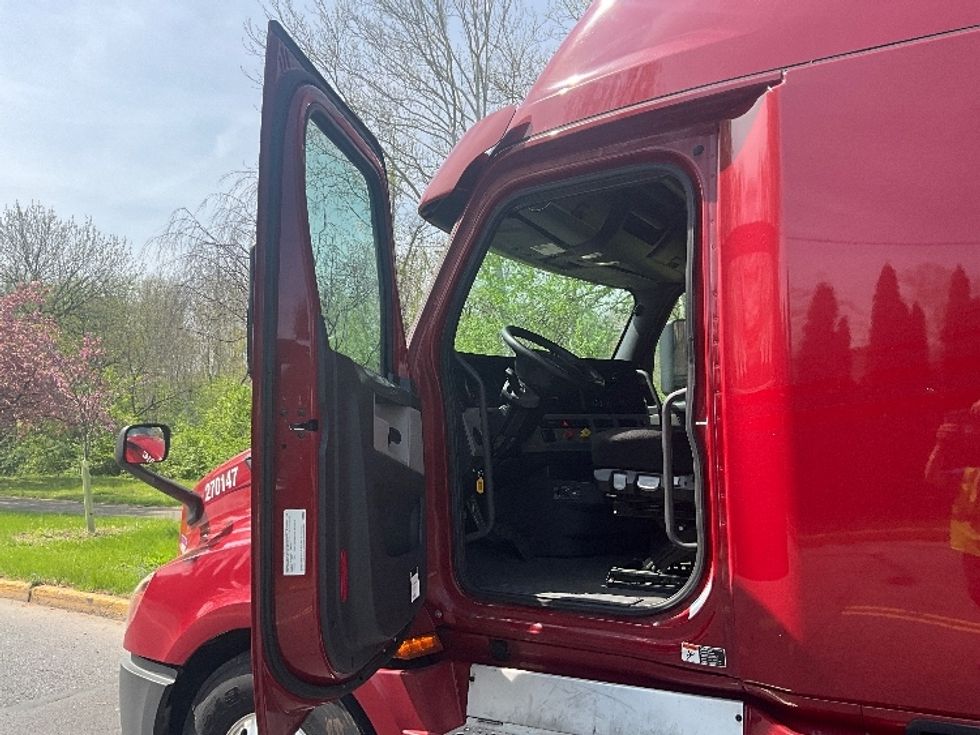 Sleeper Tractor-Heavy Duty Tractors-Freightliner-2019-T12664ST-Reading-PA-493,400\n\t\tmiles-$ 53,250 - Image 9