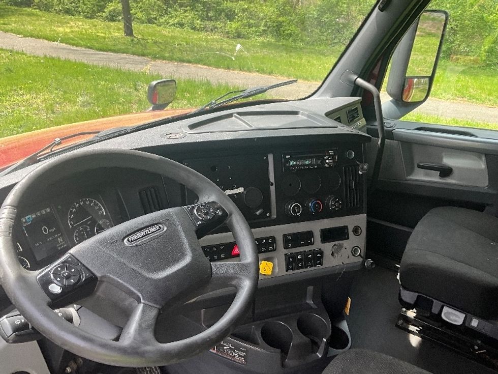 Sleeper Tractor-Heavy Duty Tractors-Freightliner-2019-T12664ST-Reading-PA-497,002\n\t\tmiles-$ 53,250 - Image 10