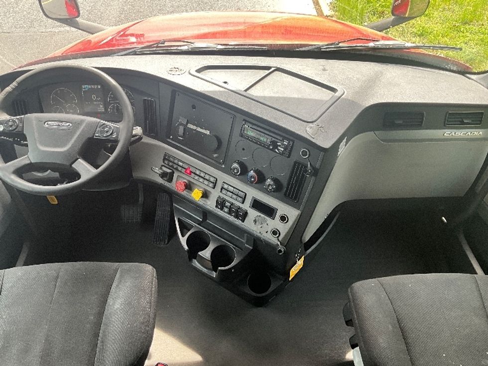 Sleeper Tractor-Heavy Duty Tractors-Freightliner-2019-T12664ST-Reading-PA-497,002\n\t\tmiles-$ 53,250 - Image 12