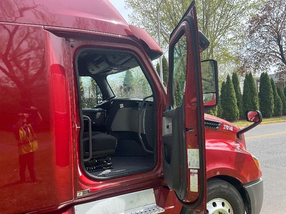 Sleeper Tractor-Heavy Duty Tractors-Freightliner-2019-T12664ST-Reading-PA-497,002\n\t\tmiles-$ 53,250 - Image 13