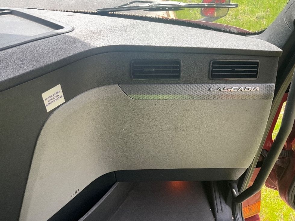 Sleeper Tractor-Heavy Duty Tractors-Freightliner-2019-T12664ST-Reading-PA-497,002\n\t\tmiles-$ 53,250 - Image 14