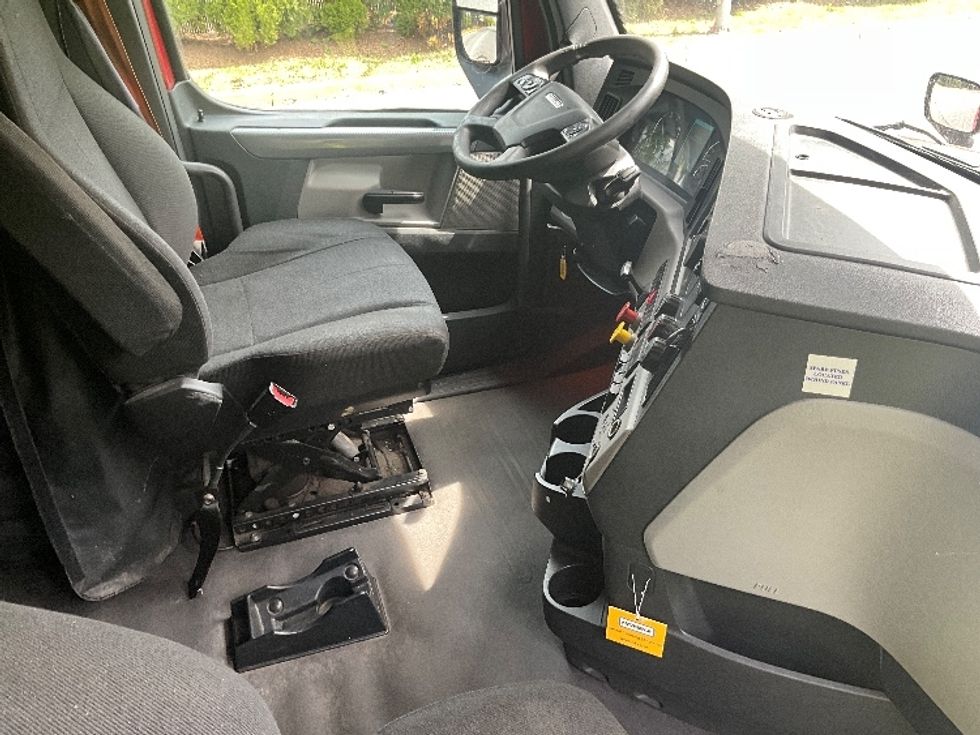 Sleeper Tractor-Heavy Duty Tractors-Freightliner-2019-T12664ST-Reading-PA-497,002\n\t\tmiles-$ 53,250 - Image 15