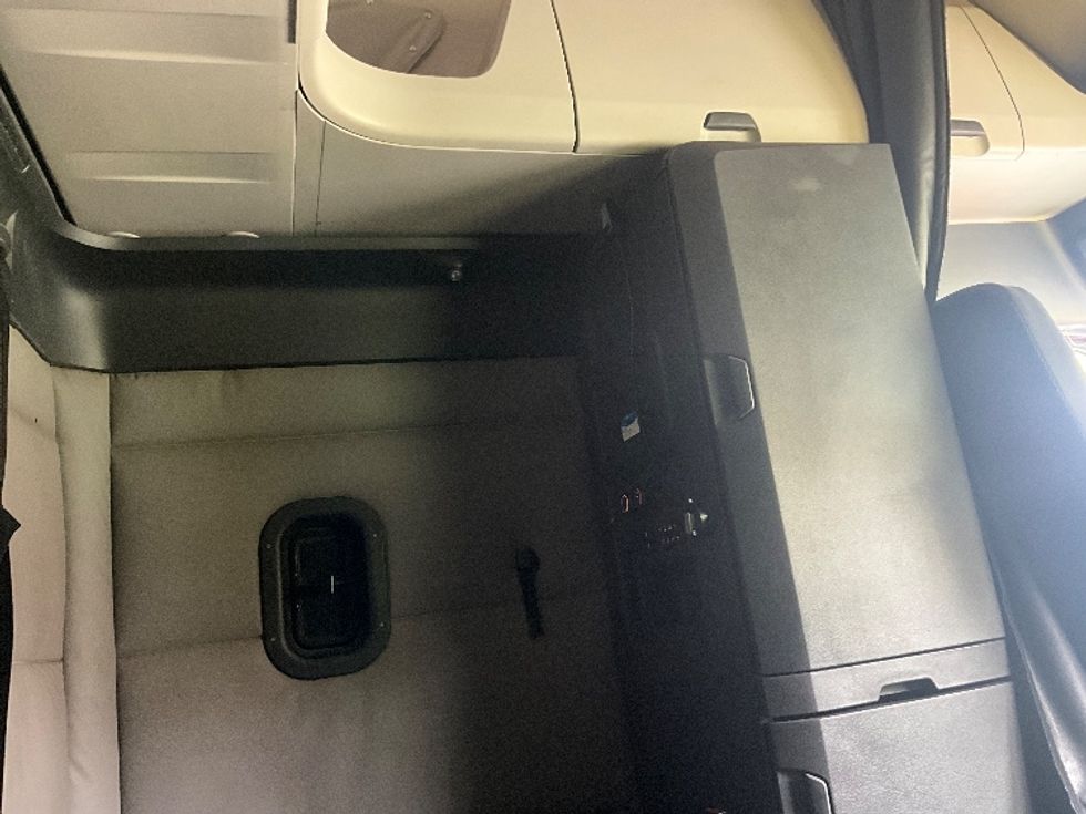 Sleeper Tractor-Heavy Duty Tractors-Freightliner-2019-T12664ST-Reading-PA-497,002\n\t\tmiles-$ 53,250 - Image 18