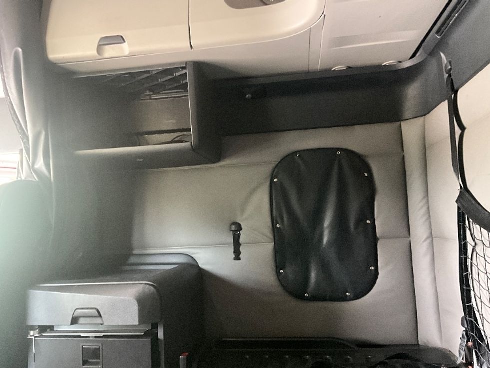 Sleeper Tractor-Heavy Duty Tractors-Freightliner-2019-T12664ST-Reading-PA-497,002\n\t\tmiles-$ 53,250 - Image 19