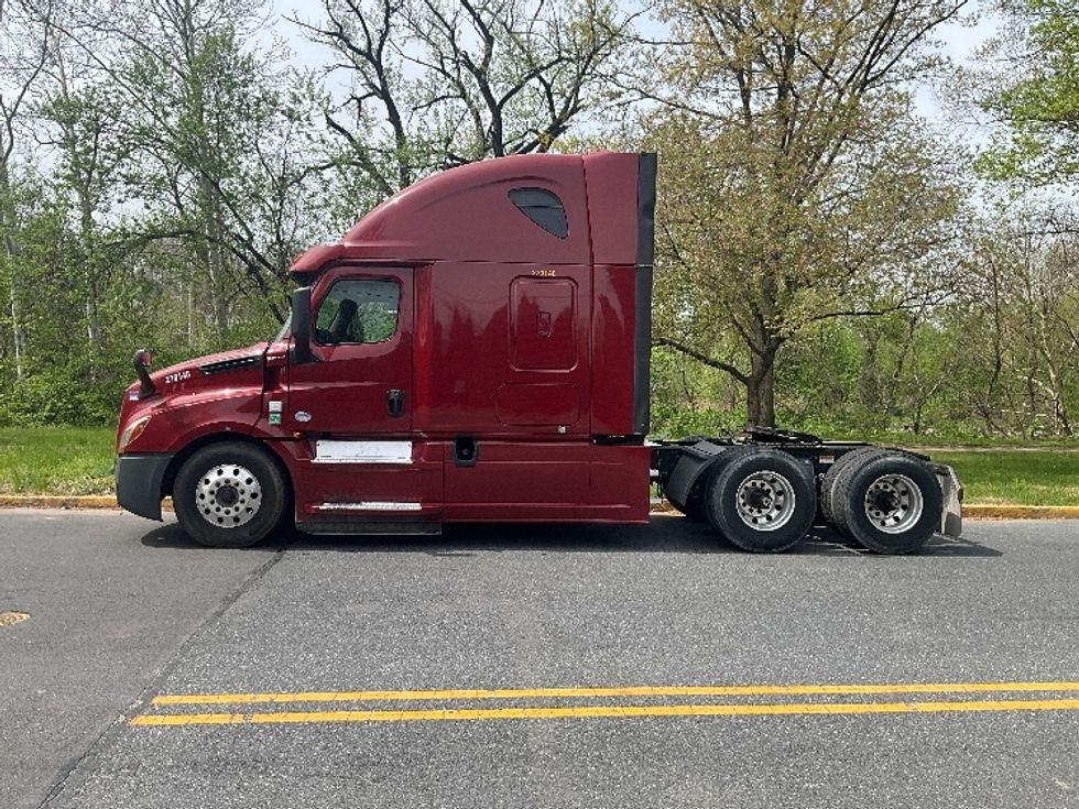 Sleeper Tractor-Heavy Duty Tractors-Freightliner-2019-T12664ST-Reading-PA-497,002\n\t\tmiles-$ 53,250 - Image 4