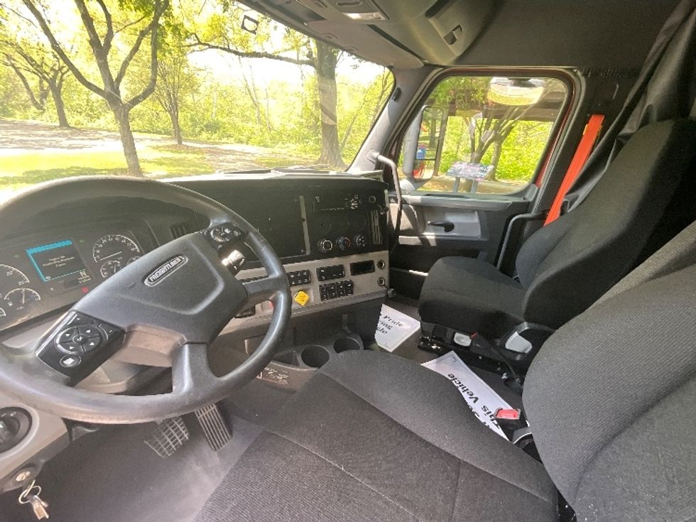 Sleeper Tractor-Heavy Duty Tractors-Freightliner-2019-T12664ST-Reading-PA-538,477\n\t\tmiles-$ 53,500 - Image 10