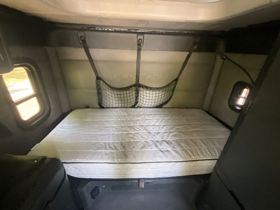 Sleeper Tractor-Heavy Duty Tractors-Freightliner-2019-T12664ST-Reading-PA-538,477\n\t\tmiles-$ 53,500 - Image 17