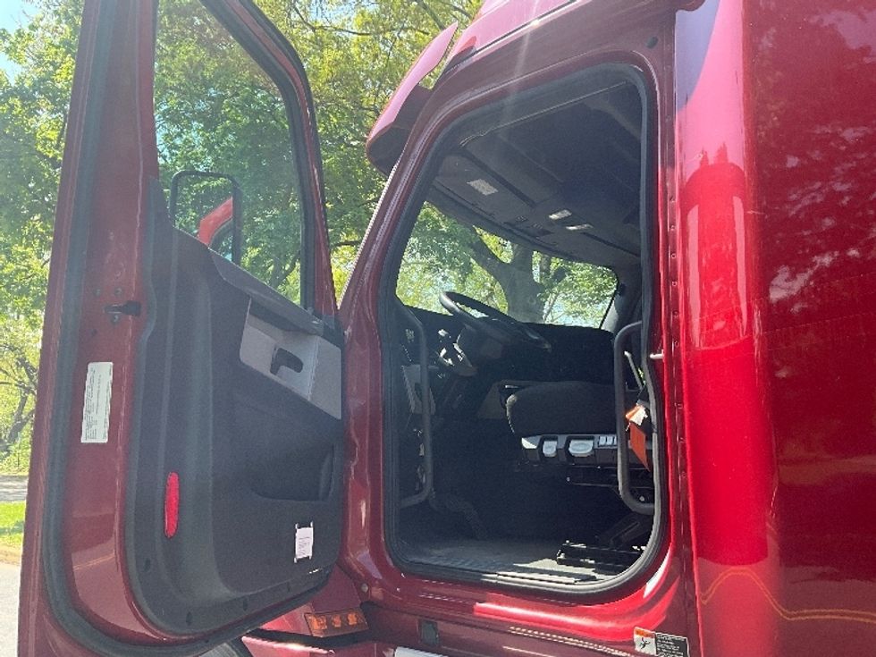 Sleeper Tractor-Heavy Duty Tractors-Freightliner-2019-T12664ST-Reading-PA-538,477\n\t\tmiles-$ 53,500 - Image 9