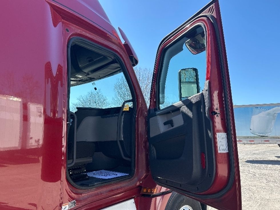 Sleeper Tractor-Heavy Duty Tractors-Freightliner-2019-T12664ST-Reading-PA-544,031\n\t\tmiles-$ 50,750 - Image 13