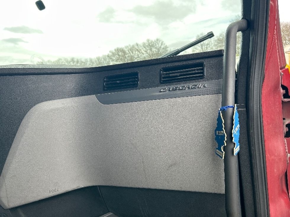 Sleeper Tractor-Heavy Duty Tractors-Freightliner-2019-T12664ST-Reading-PA-544,031\n\t\tmiles-$ 50,750 - Image 14