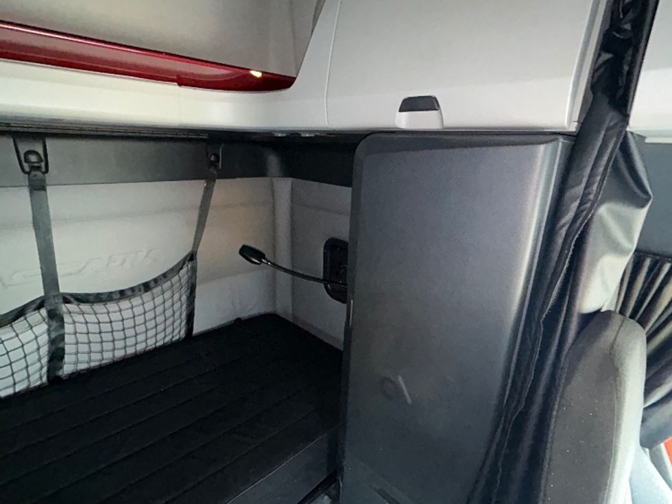 Sleeper Tractor-Heavy Duty Tractors-Freightliner-2019-T12664ST-Reading-PA-544,031\n\t\tmiles-$ 50,750 - Image 18