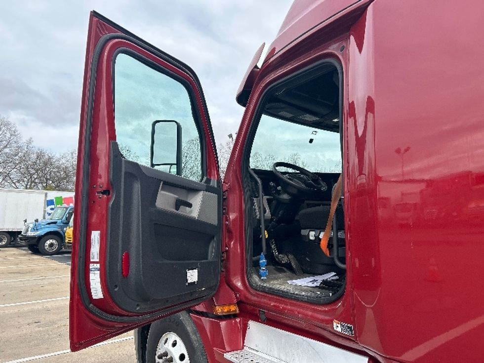 Sleeper Tractor-Heavy Duty Tractors-Freightliner-2019-T12664ST-Reading-PA-544,031\n\t\tmiles-$ 50,750 - Image 9