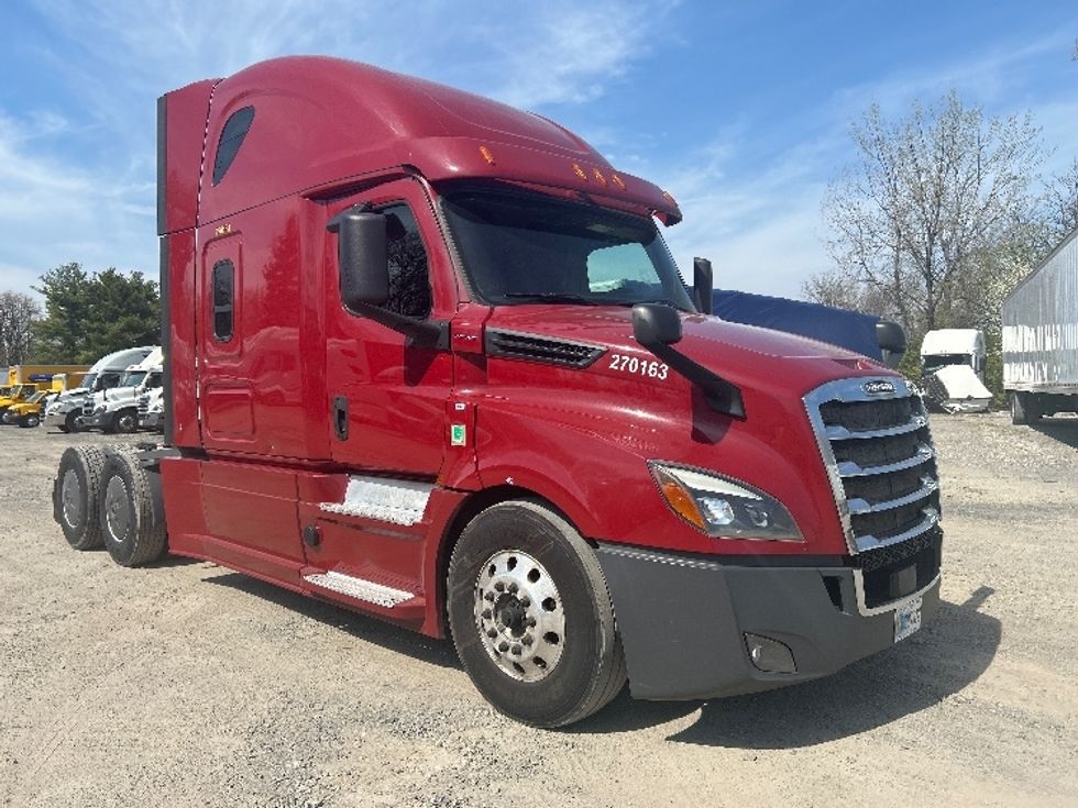 Sleeper Tractor-Heavy Duty Tractors-Freightliner-2019-T12664ST-Reading-PA-560,421\n\t\tmiles-$ 49,750 - Image 1