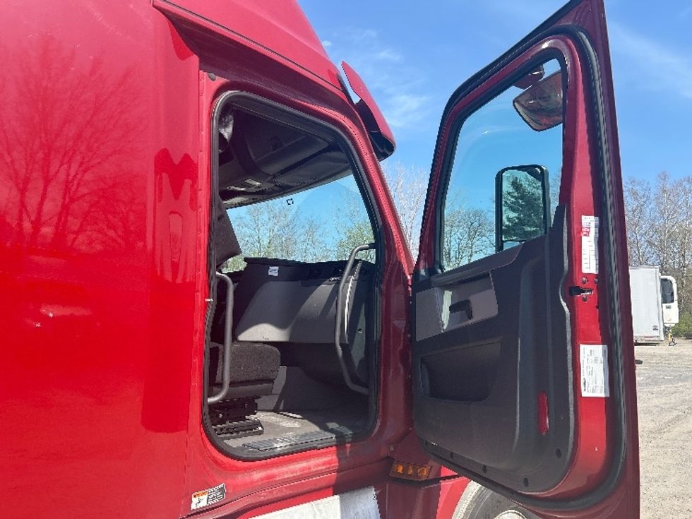 Sleeper Tractor-Heavy Duty Tractors-Freightliner-2019-T12664ST-Reading-PA-560,421\n\t\tmiles-$ 49,750 - Image 13