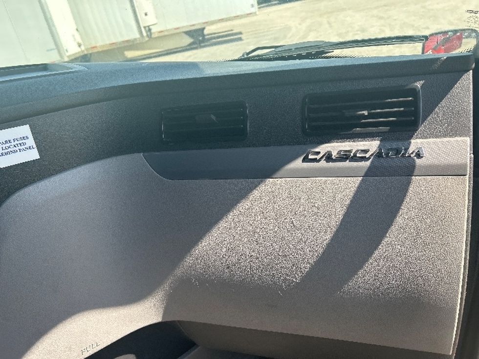 Sleeper Tractor-Heavy Duty Tractors-Freightliner-2019-T12664ST-Reading-PA-560,421\n\t\tmiles-$ 49,750 - Image 14