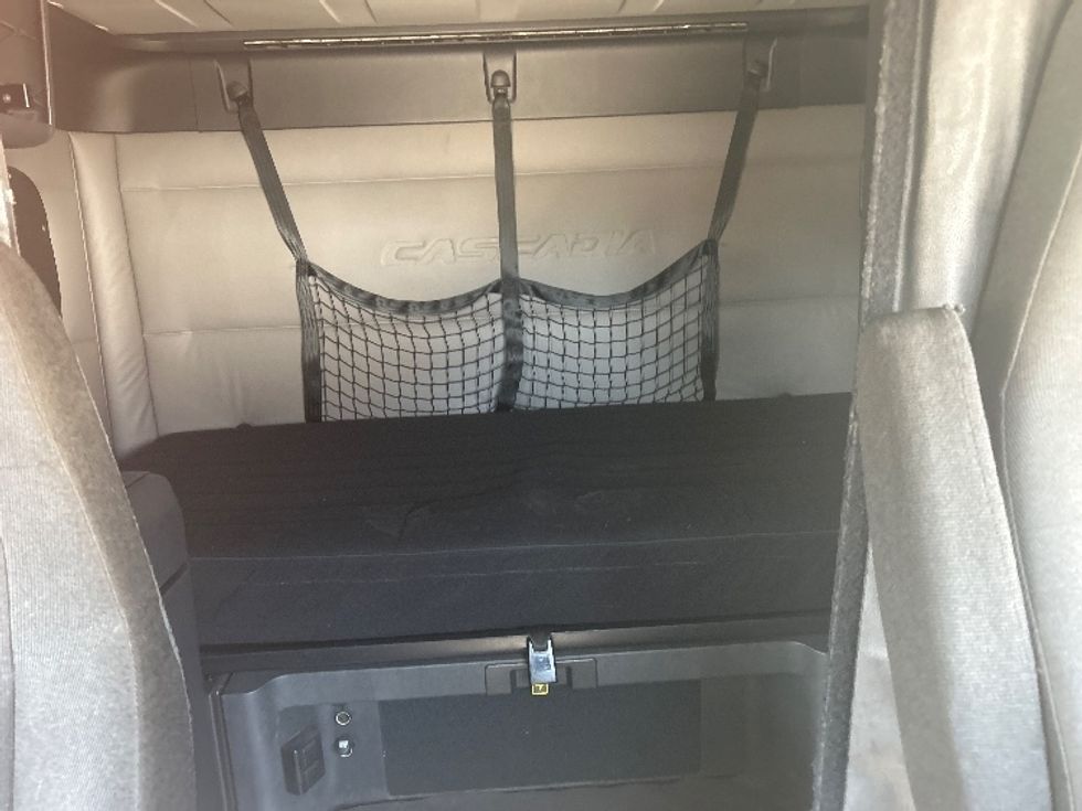 Sleeper Tractor-Heavy Duty Tractors-Freightliner-2019-T12664ST-Reading-PA-560,421\n\t\tmiles-$ 49,750 - Image 16