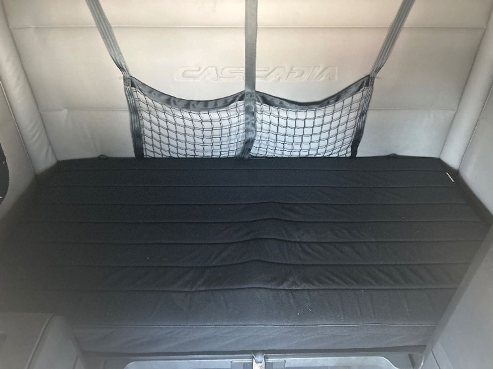 Sleeper Tractor-Heavy Duty Tractors-Freightliner-2019-T12664ST-Reading-PA-560,421\n\t\tmiles-$ 49,750 - Image 17