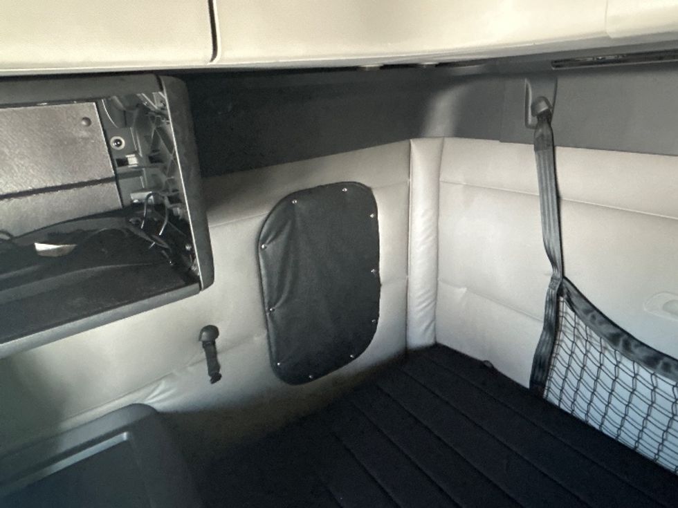 Sleeper Tractor-Heavy Duty Tractors-Freightliner-2019-T12664ST-Reading-PA-560,421\n\t\tmiles-$ 49,750 - Image 19