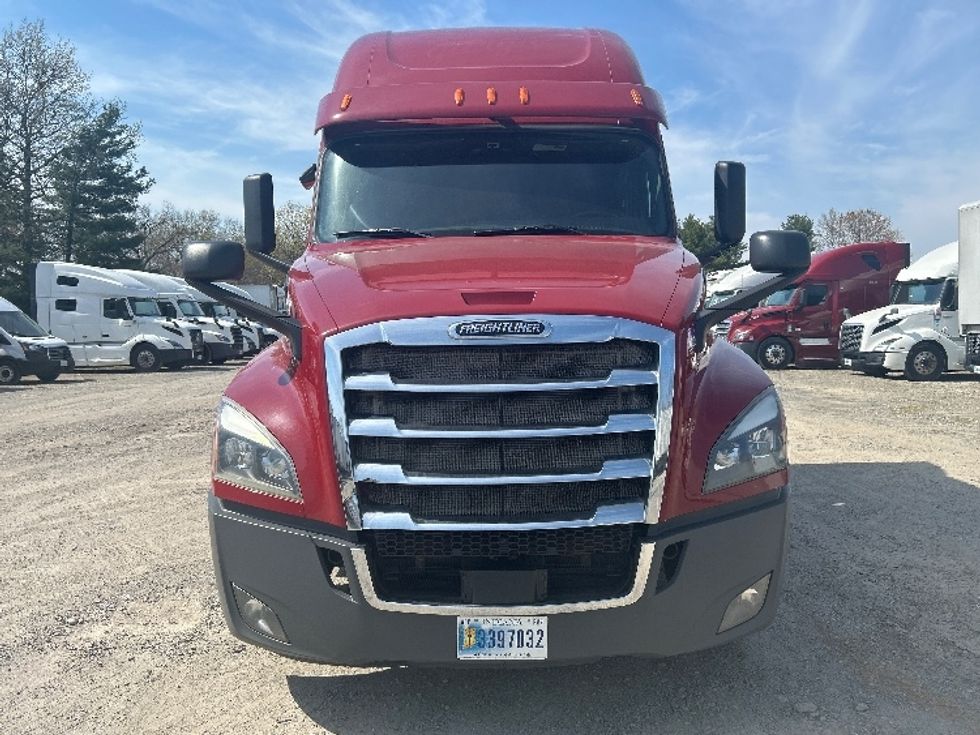 Sleeper Tractor-Heavy Duty Tractors-Freightliner-2019-T12664ST-Reading-PA-560,421\n\t\tmiles-$ 49,750 - Image 2