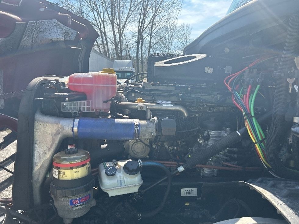 Sleeper Tractor-Heavy Duty Tractors-Freightliner-2019-T12664ST-Reading-PA-560,421\n\t\tmiles-$ 49,750 - Image 21