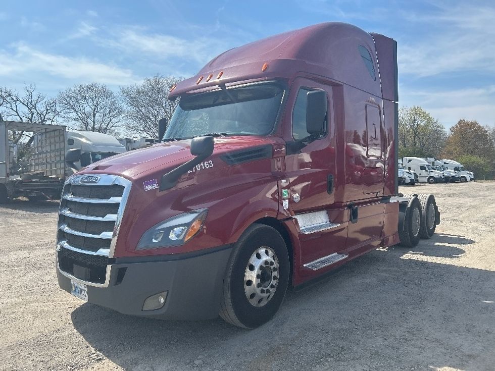 Sleeper Tractor-Heavy Duty Tractors-Freightliner-2019-T12664ST-Reading-PA-560,421\n\t\tmiles-$ 49,750 - Image 3
