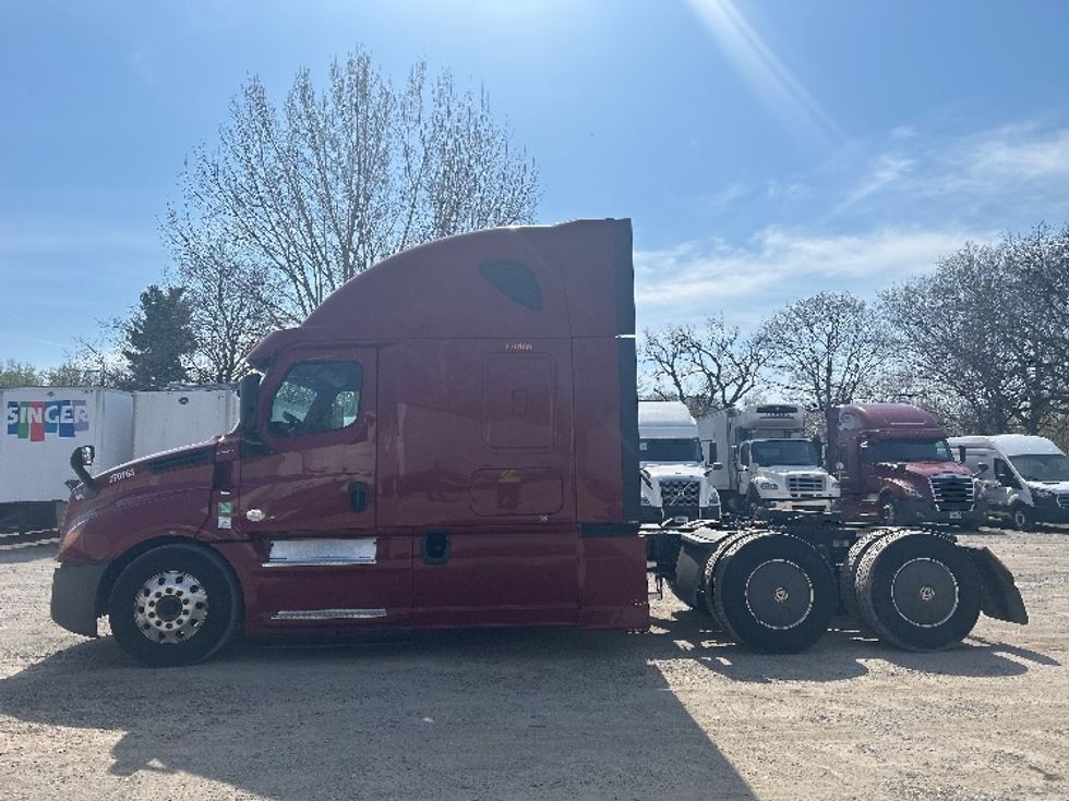 Sleeper Tractor-Heavy Duty Tractors-Freightliner-2019-T12664ST-Reading-PA-560,421\n\t\tmiles-$ 49,750 - Image 4