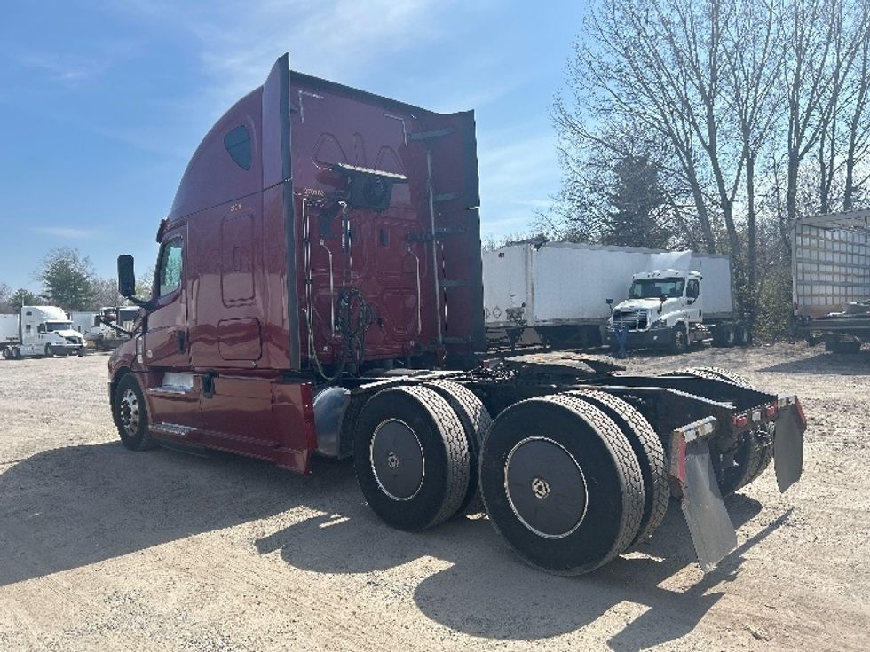 Sleeper Tractor-Heavy Duty Tractors-Freightliner-2019-T12664ST-Reading-PA-560,421\n\t\tmiles-$ 49,750 - Image 5