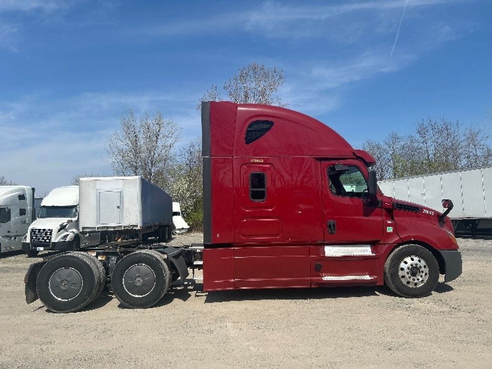 Sleeper Tractor-Heavy Duty Tractors-Freightliner-2019-T12664ST-Reading-PA-560,421\n\t\tmiles-$ 49,750 - Image 8