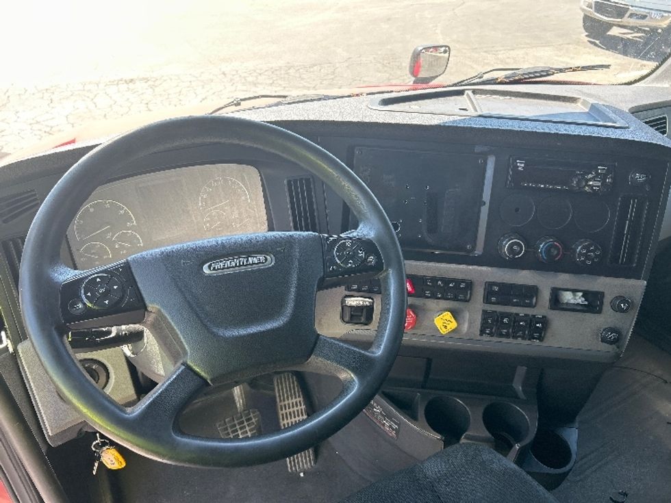 Sleeper Tractor-Heavy Duty Tractors-Freightliner-2019-T12664ST-Reading-PA-561,363\n\t\tmiles-$ 49,250 - Image 11