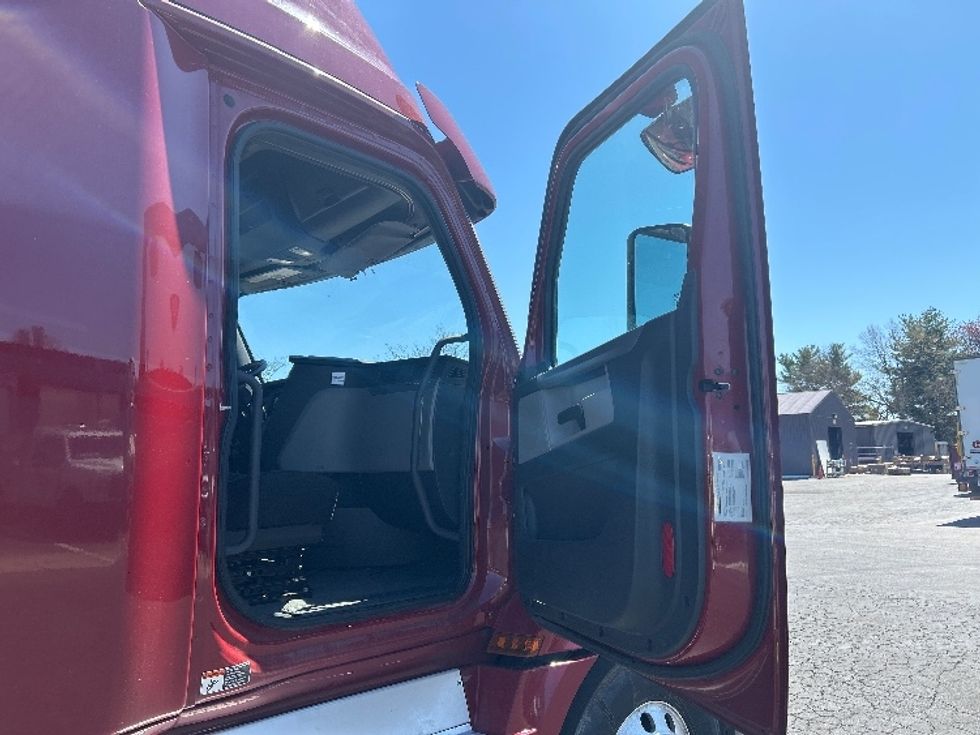 Sleeper Tractor-Heavy Duty Tractors-Freightliner-2019-T12664ST-Reading-PA-561,363\n\t\tmiles-$ 49,250 - Image 13