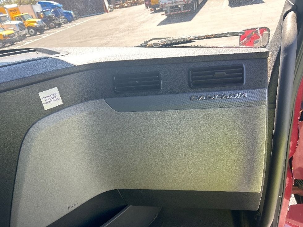 Sleeper Tractor-Heavy Duty Tractors-Freightliner-2019-T12664ST-Reading-PA-561,363\n\t\tmiles-$ 49,250 - Image 14