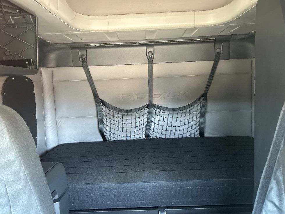 Sleeper Tractor-Heavy Duty Tractors-Freightliner-2019-T12664ST-Reading-PA-561,363\n\t\tmiles-$ 49,250 - Image 16