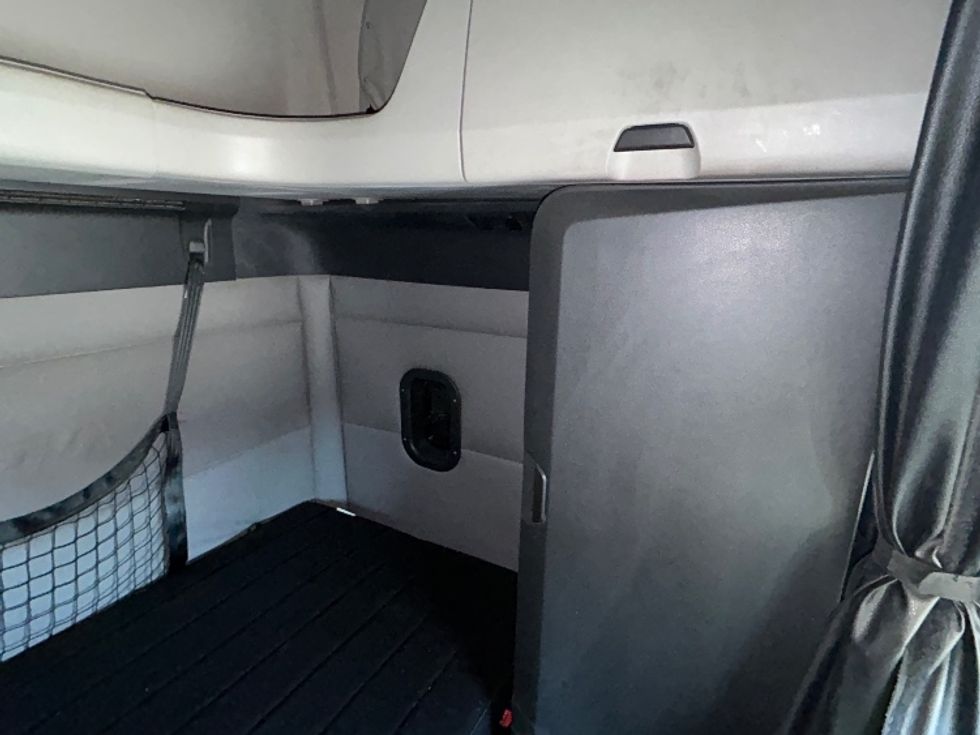 Sleeper Tractor-Heavy Duty Tractors-Freightliner-2019-T12664ST-Reading-PA-561,363\n\t\tmiles-$ 49,250 - Image 18