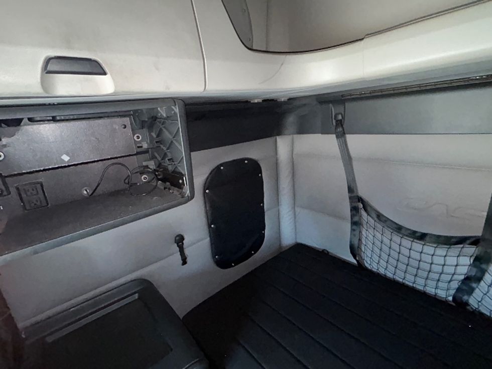 Sleeper Tractor-Heavy Duty Tractors-Freightliner-2019-T12664ST-Reading-PA-561,363\n\t\tmiles-$ 49,250 - Image 19