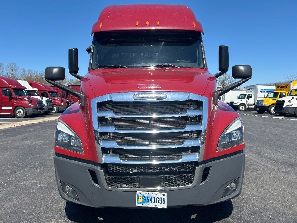 Sleeper Tractor-Heavy Duty Tractors-Freightliner-2019-T12664ST-Reading-PA-561,363\n\t\tmiles-$ 49,250 - Image 2