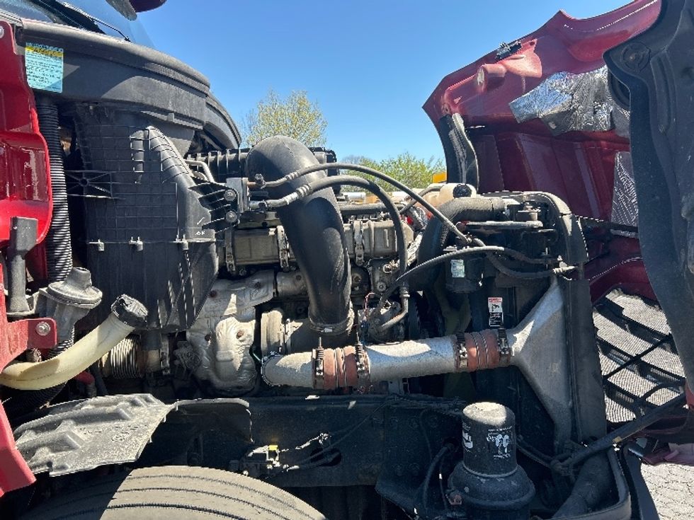 Sleeper Tractor-Heavy Duty Tractors-Freightliner-2019-T12664ST-Reading-PA-561,363\n\t\tmiles-$ 49,250 - Image 20