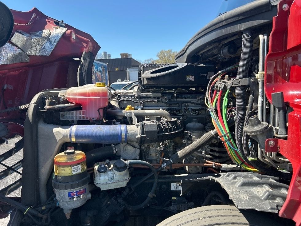 Sleeper Tractor-Heavy Duty Tractors-Freightliner-2019-T12664ST-Reading-PA-561,363\n\t\tmiles-$ 49,250 - Image 21