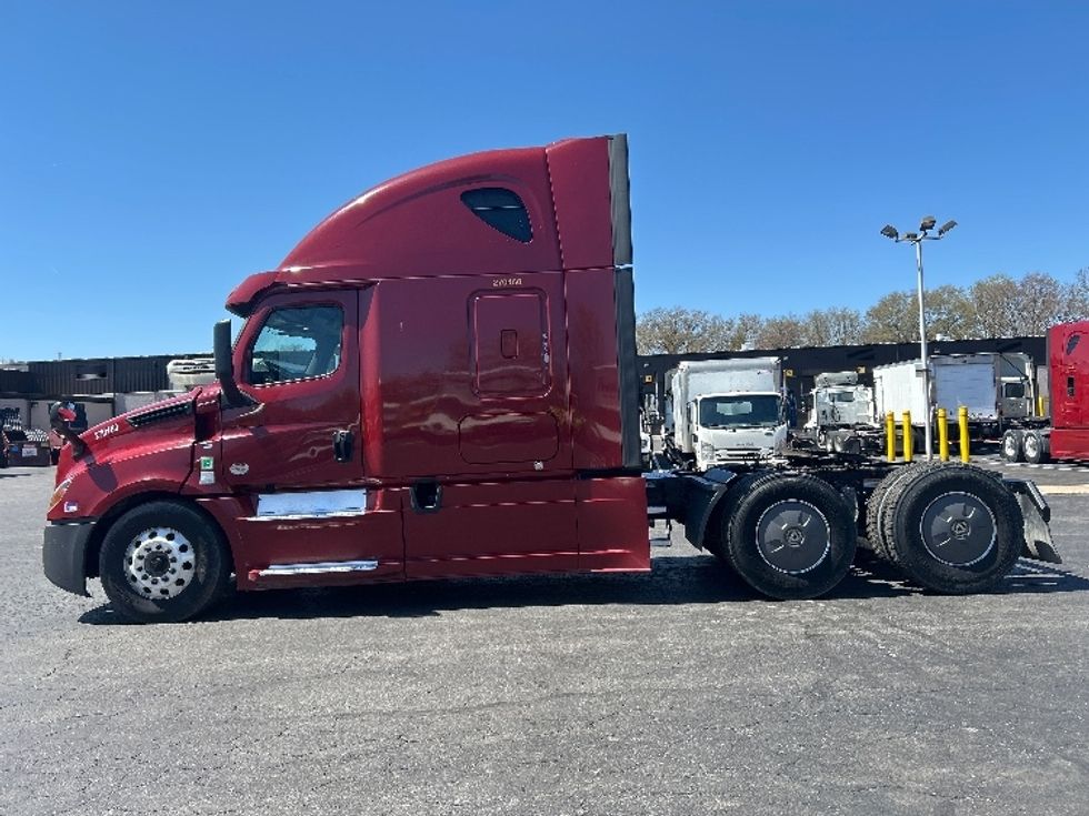Sleeper Tractor-Heavy Duty Tractors-Freightliner-2019-T12664ST-Reading-PA-561,363\n\t\tmiles-$ 49,250 - Image 4