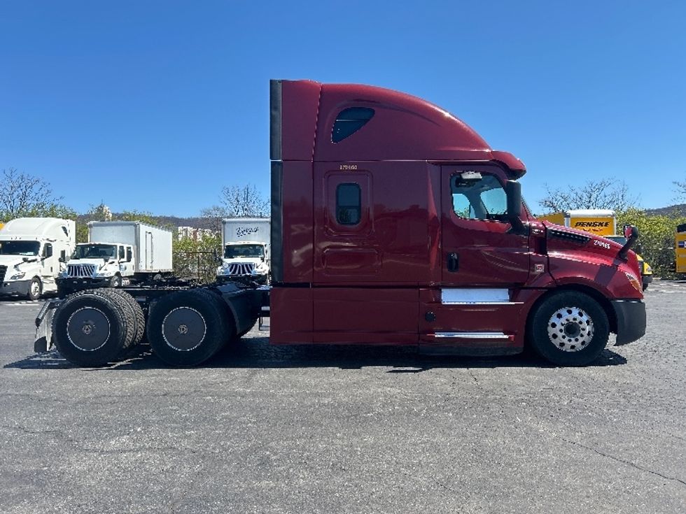 Sleeper Tractor-Heavy Duty Tractors-Freightliner-2019-T12664ST-Reading-PA-561,363\n\t\tmiles-$ 49,250 - Image 8