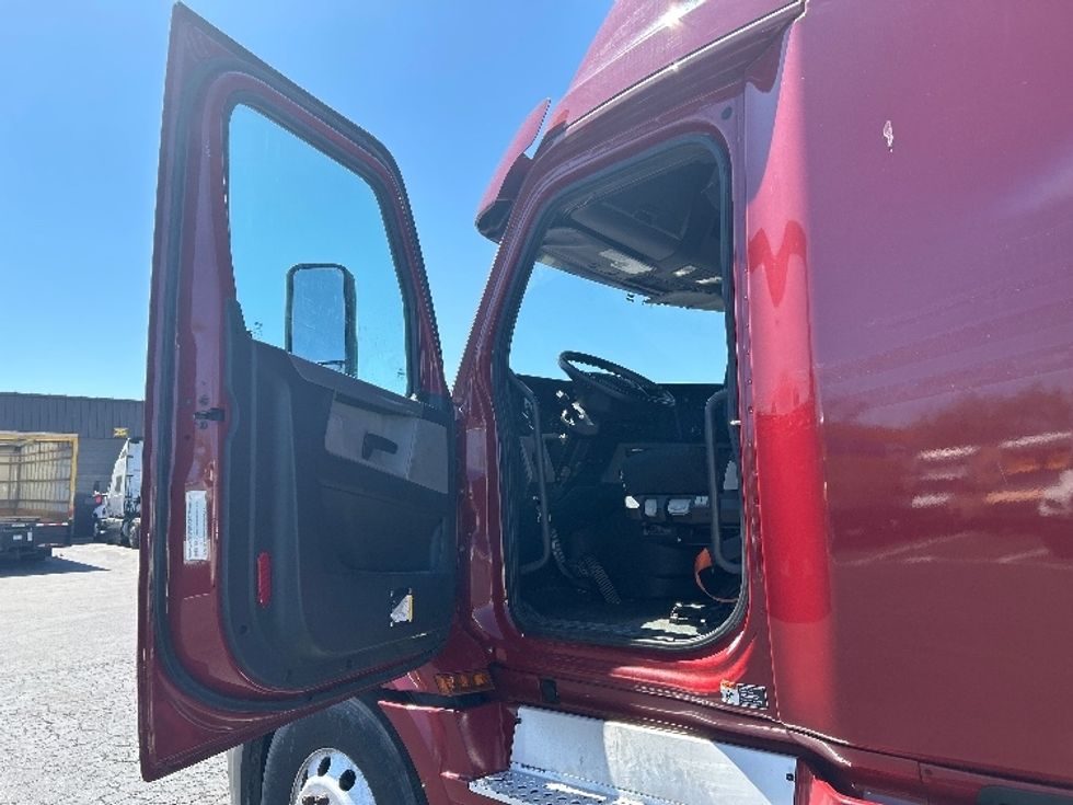 Sleeper Tractor-Heavy Duty Tractors-Freightliner-2019-T12664ST-Reading-PA-561,363\n\t\tmiles-$ 49,250 - Image 9