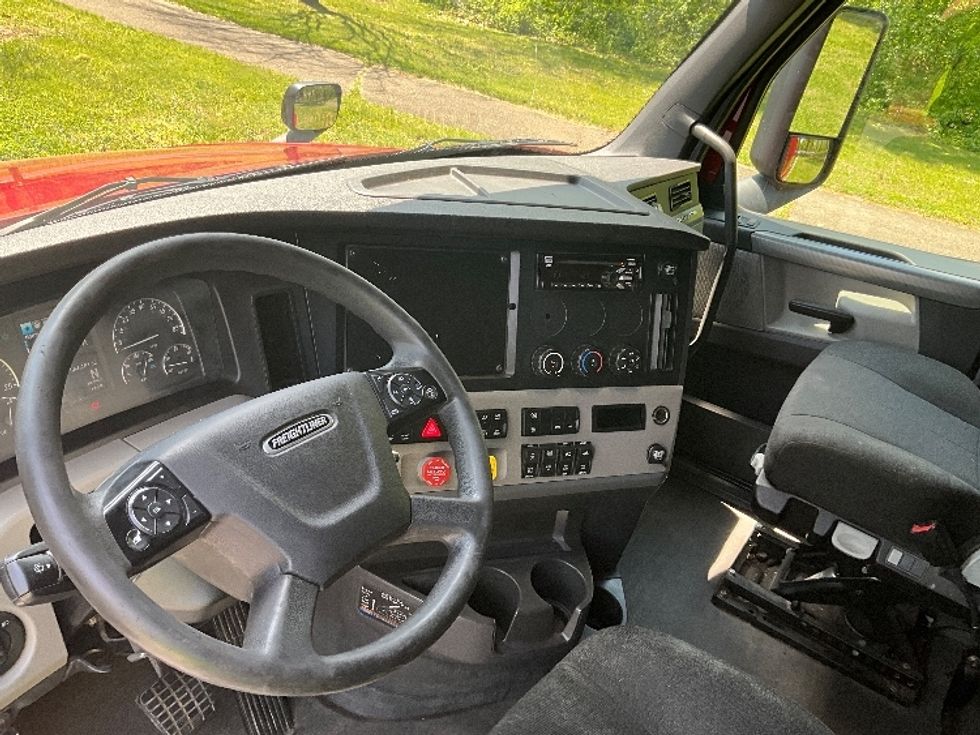 Sleeper Tractor-Heavy Duty Tractors-Freightliner-2019-T12664ST-Reading-PA-564,480\n\t\tmiles-$ 49,500 - Image 10