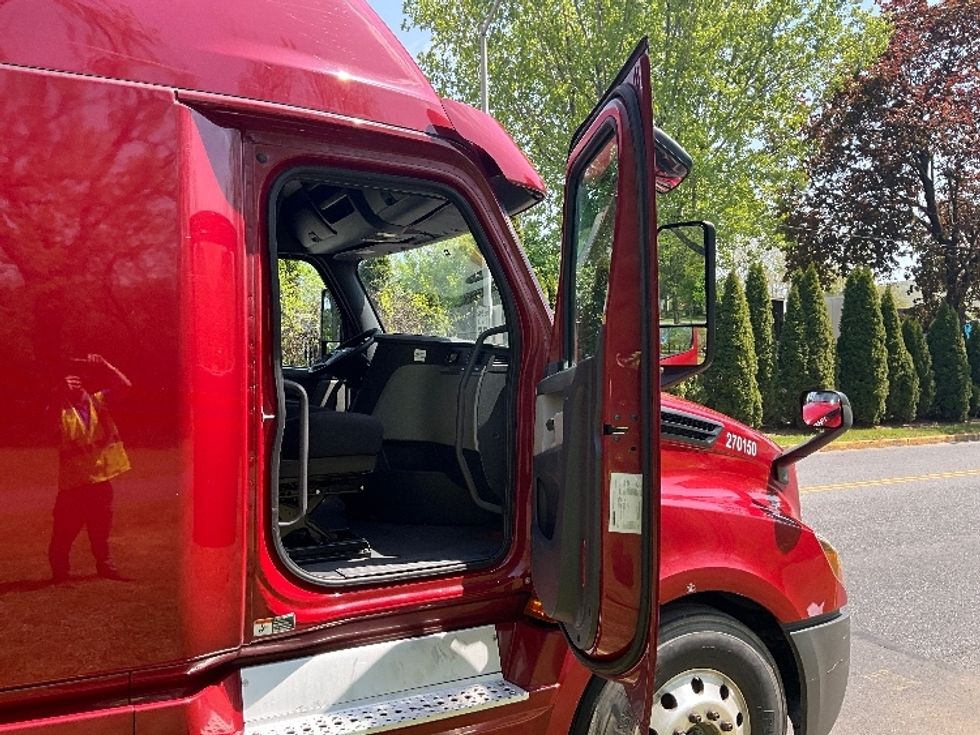 Sleeper Tractor-Heavy Duty Tractors-Freightliner-2019-T12664ST-Reading-PA-564,480\n\t\tmiles-$ 49,500 - Image 13