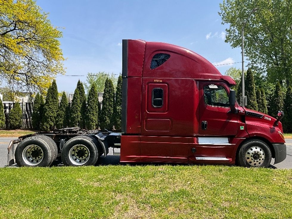 Sleeper Tractor-Heavy Duty Tractors-Freightliner-2019-T12664ST-Reading-PA-564,480\n\t\tmiles-$ 49,500 - Image 8