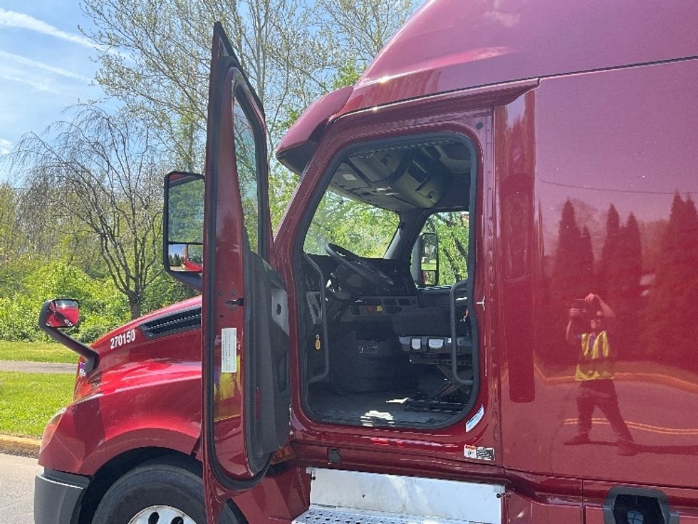 Sleeper Tractor-Heavy Duty Tractors-Freightliner-2019-T12664ST-Reading-PA-564,480\n\t\tmiles-$ 49,500 - Image 9