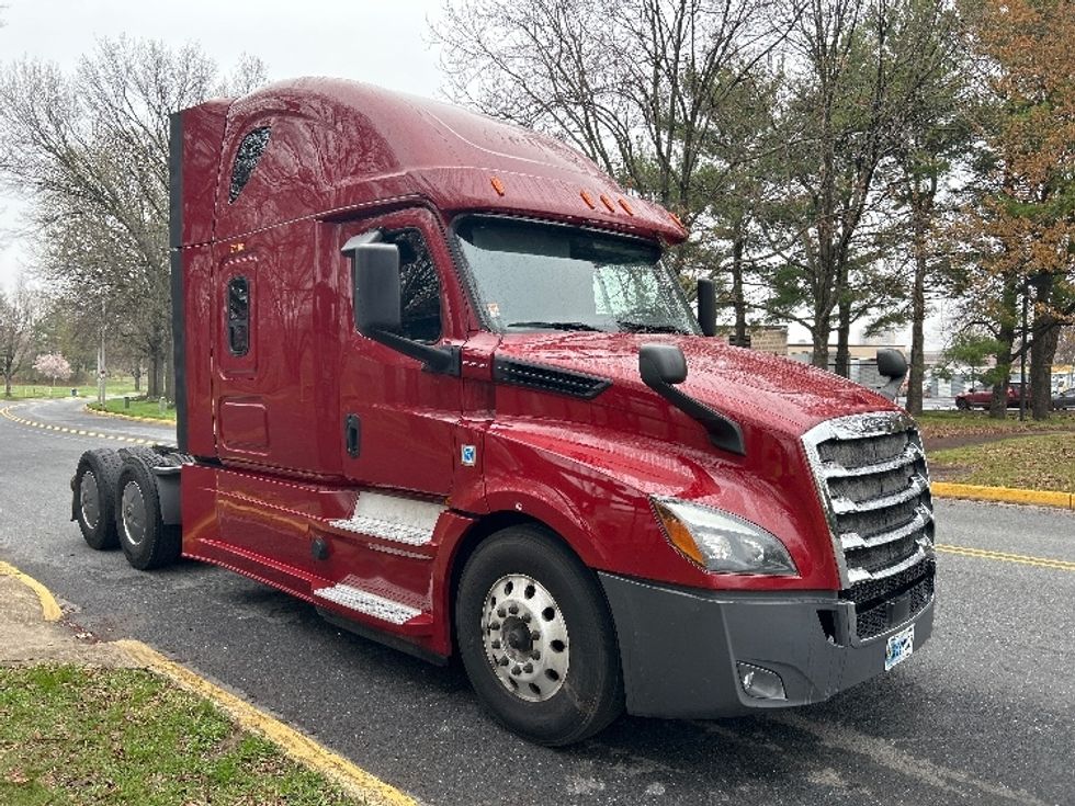 Sleeper Tractor-Heavy Duty Tractors-Freightliner-2019-T12664ST-Reading-PA-601,265\n\t\tmiles-$ 47,500 - Image 1