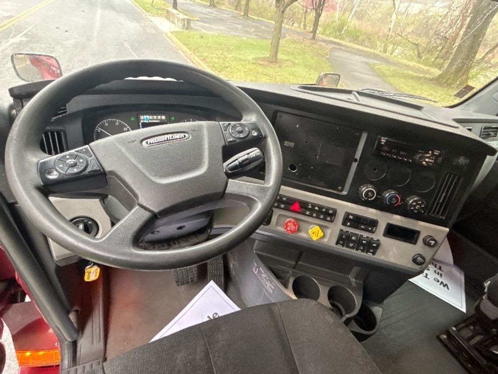 Sleeper Tractor-Heavy Duty Tractors-Freightliner-2019-T12664ST-Reading-PA-601,265\n\t\tmiles-$ 47,500 - Image 11