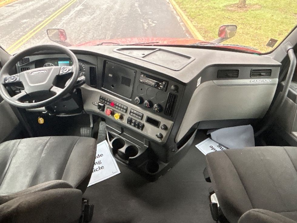 Sleeper Tractor-Heavy Duty Tractors-Freightliner-2019-T12664ST-Reading-PA-601,265\n\t\tmiles-$ 47,500 - Image 12