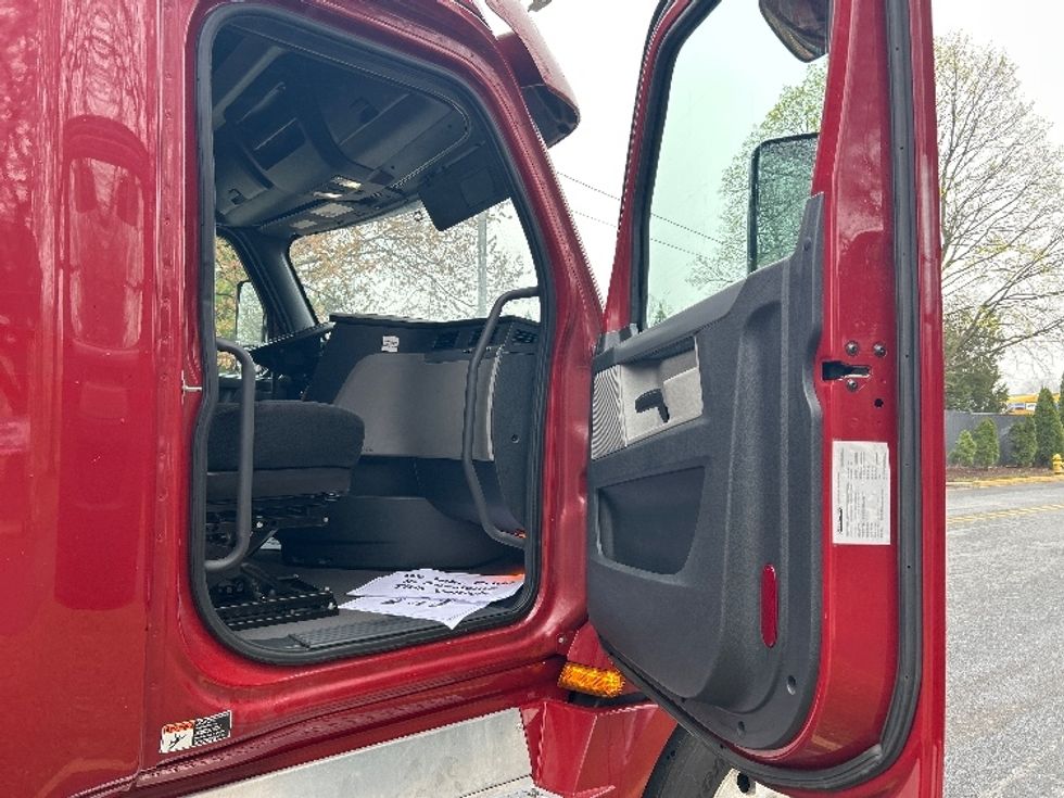 Sleeper Tractor-Heavy Duty Tractors-Freightliner-2019-T12664ST-Reading-PA-601,265\n\t\tmiles-$ 47,500 - Image 13
